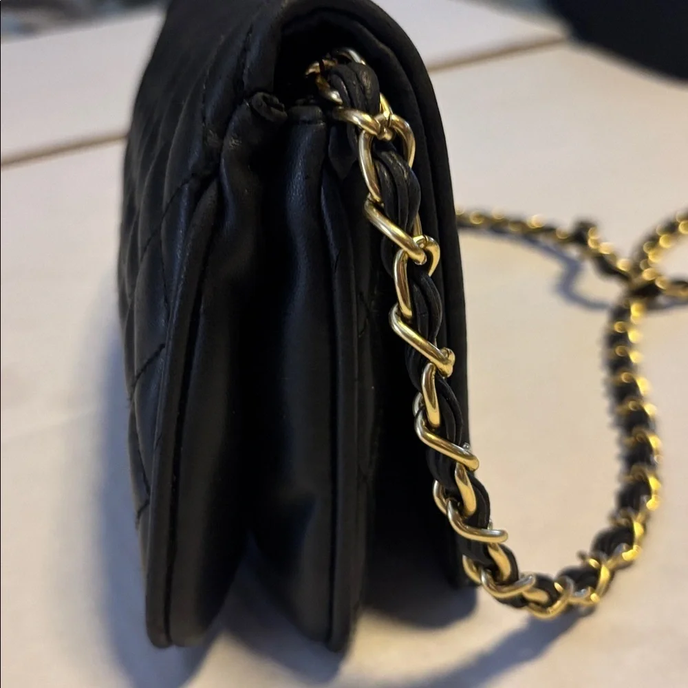 EMPIRE-ORR.INC BRAND BLACK QUILTED FAUX LEATHER CROSSBODY GOLD AND BLACK STRAP